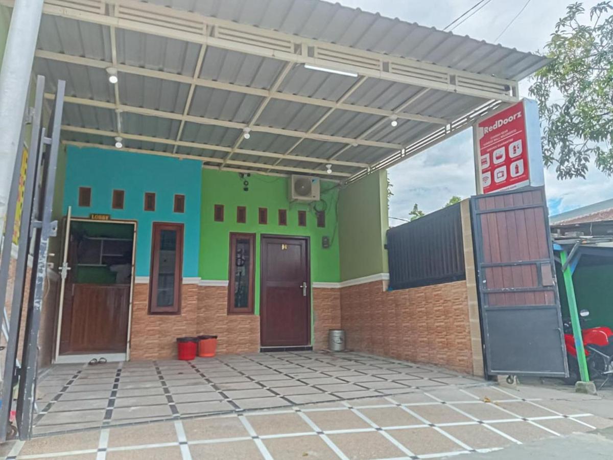 Reddoorz Near Sunrise Mall Mojokerto Екстериор снимка