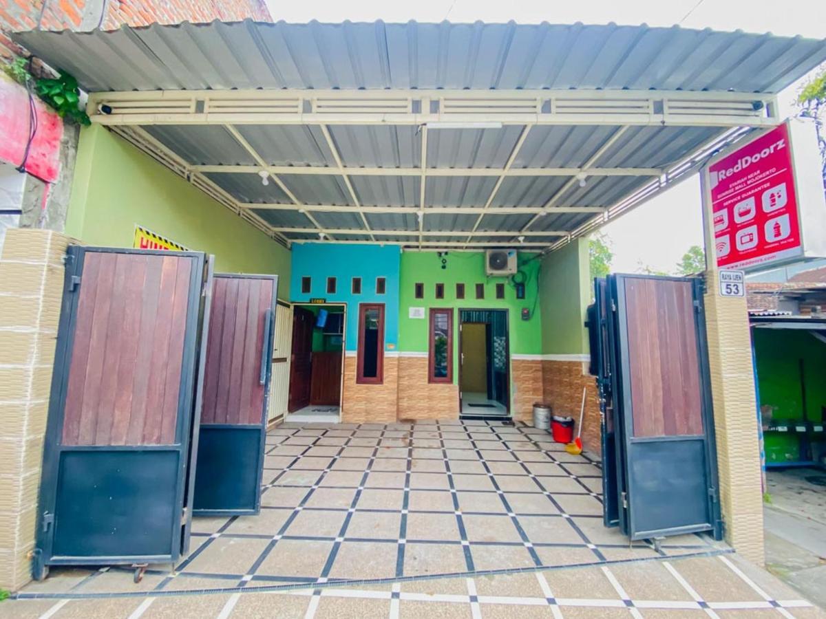 Reddoorz Near Sunrise Mall Mojokerto Екстериор снимка