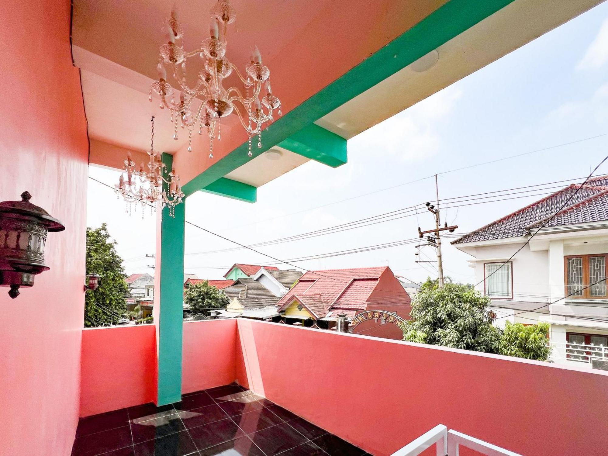 Reddoorz Near Sunrise Mall Mojokerto Екстериор снимка