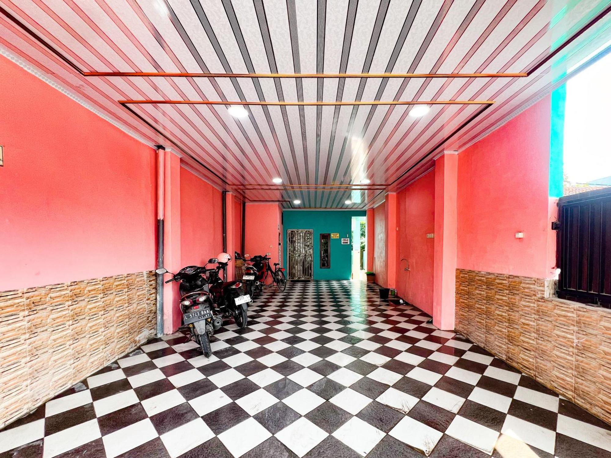 Reddoorz Near Sunrise Mall Mojokerto Екстериор снимка