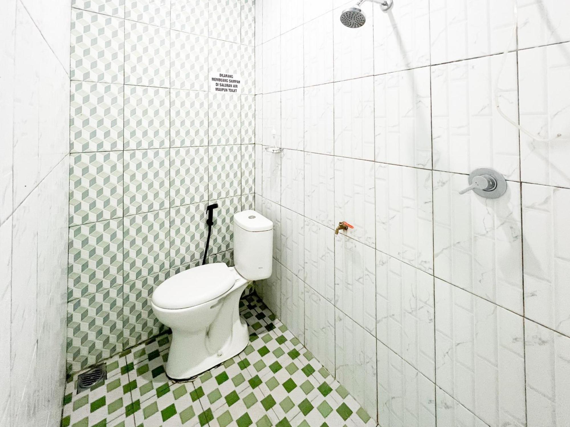 Reddoorz Near Sunrise Mall Mojokerto Екстериор снимка