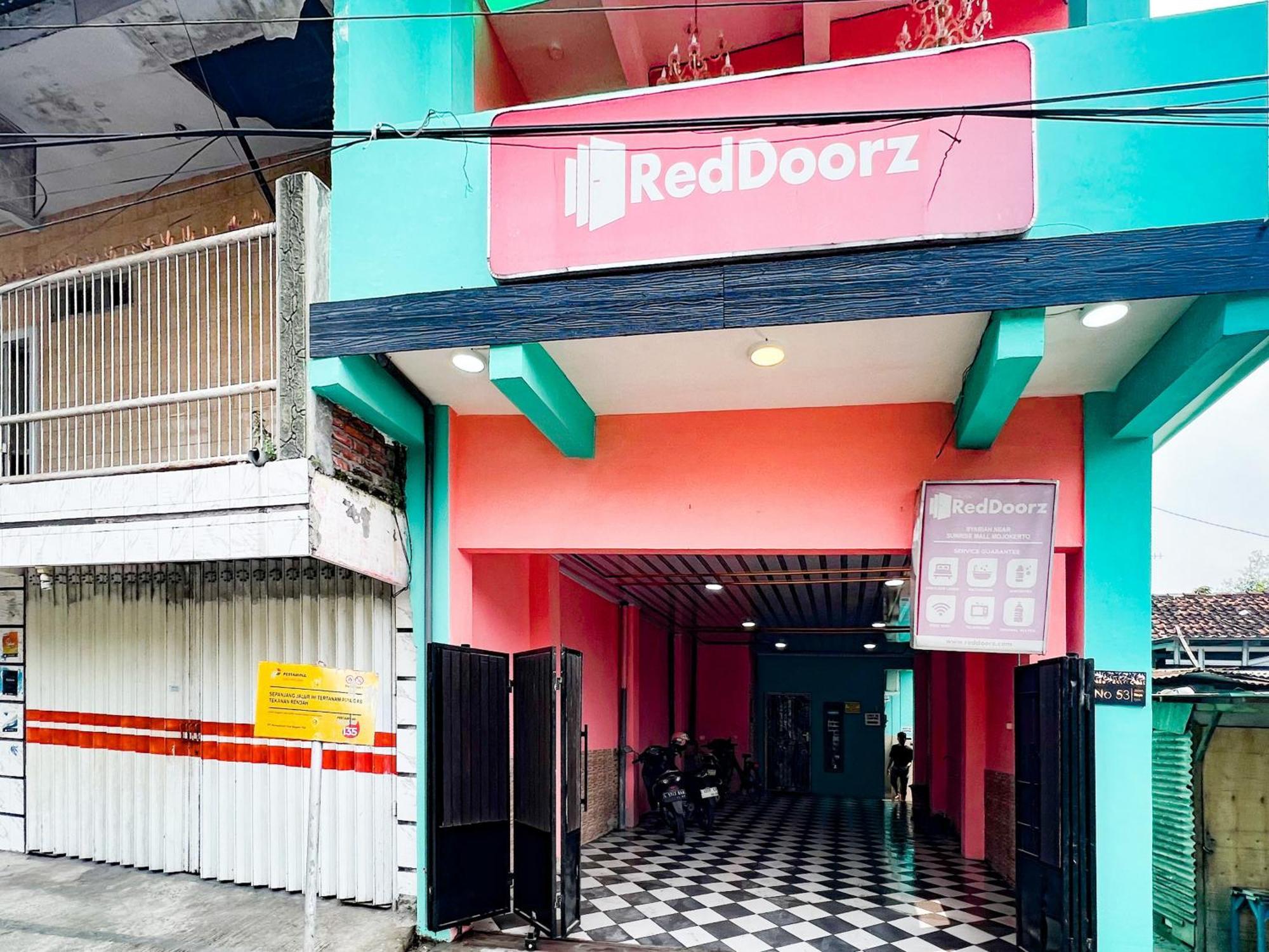 Reddoorz Near Sunrise Mall Mojokerto Екстериор снимка