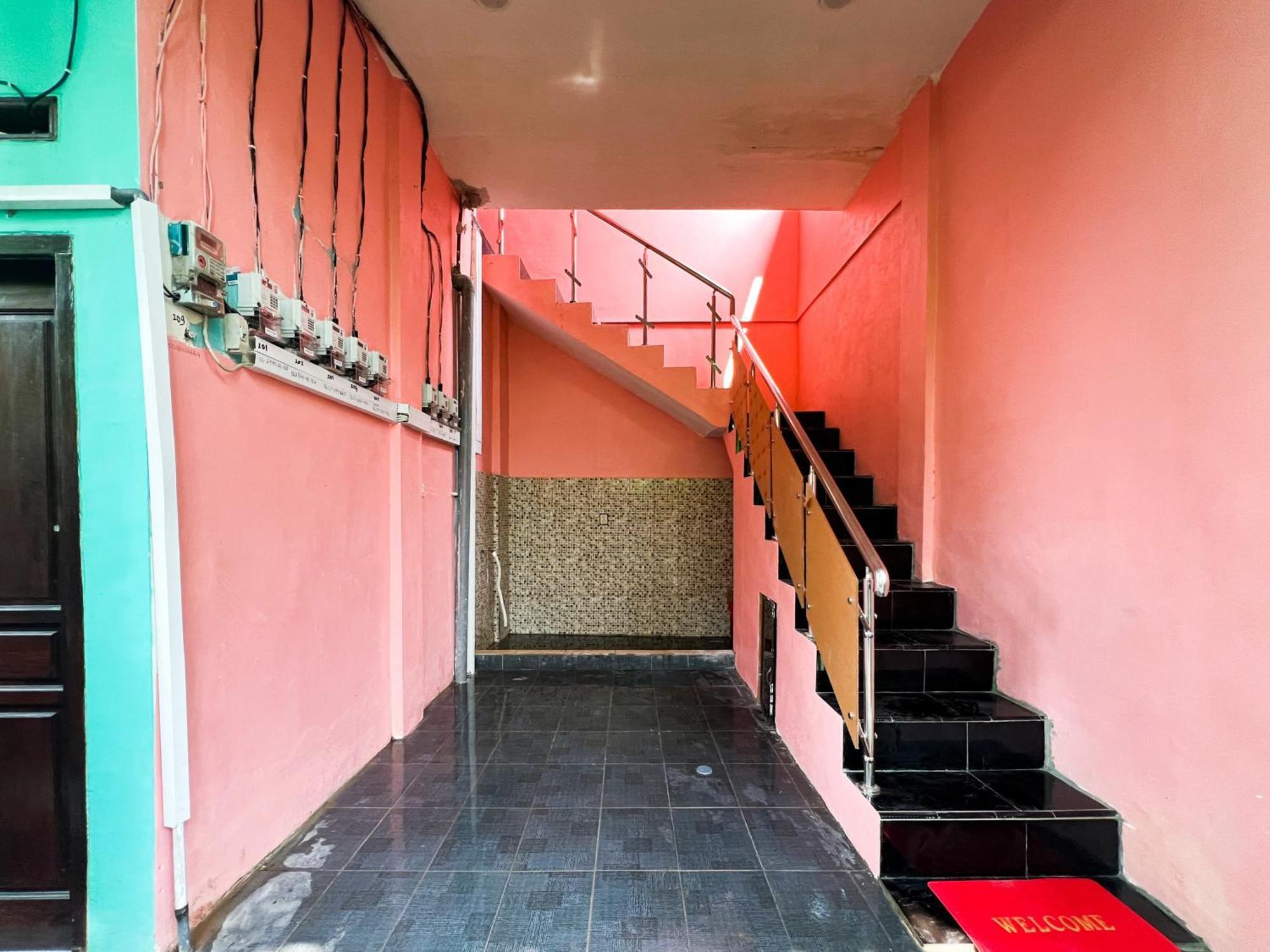 Reddoorz Near Sunrise Mall Mojokerto Екстериор снимка